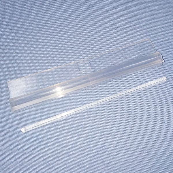 Двусоставной ламеледержатель 89 мм пластиковый для вертикальных жалюзи В двусторонний ламеледержатель вставляется ламель, изготовленная из ткани или тканеподобного материала и закрепляется вставкой-фиксатором, входящим в комплект.