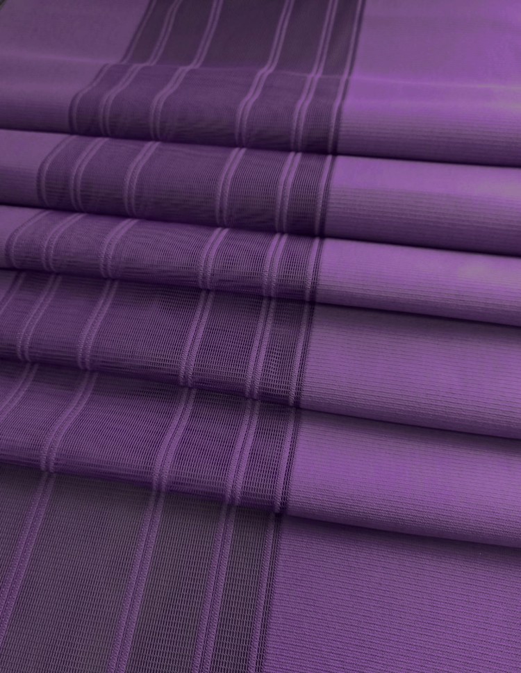 «Вальс-Бостон» 22 жалюзийные шторы Жалюзийные шторы серии «Вальс». Коллекция тканей «Вальс-Бостон».  Цвет RAL4007 «пурпурно-фиолетовый». Мягкие складки-волны этих красивых штор, выглядят, как единое целое, но на самом деле изготовлены в виде отдельных мягких полос (ламелей). Ламель разделена на три вертикальных части: плотная ткань по краям и прозрачная вуаль между ними. Отделка на прозрачной части выполнена в виде тонких вертикальных линий.